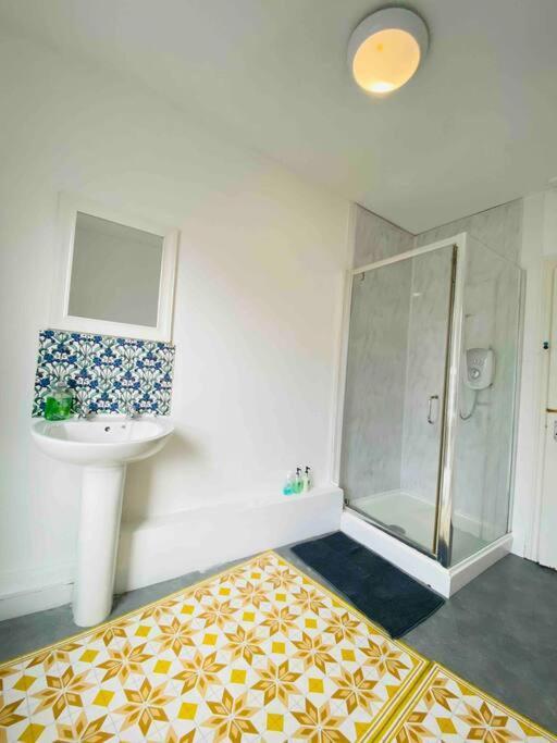 7 Bedroom House In Town Centre Near Beach - Sleeps 13 헤이스팅스 외부 사진