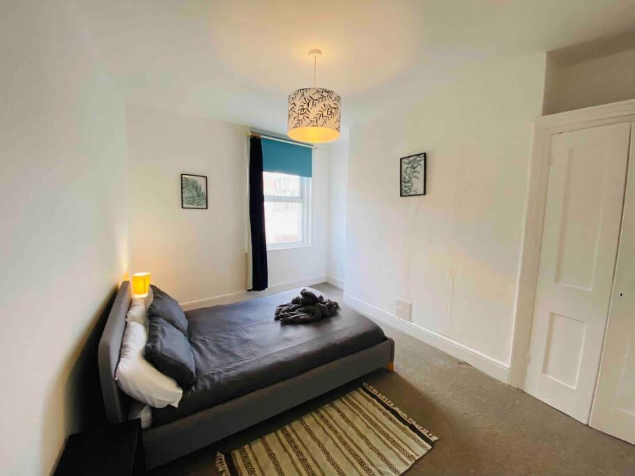 7 Bedroom House In Town Centre Near Beach - Sleeps 13 헤이스팅스 외부 사진