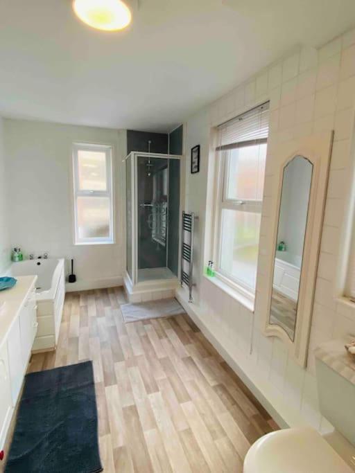 7 Bedroom House In Town Centre Near Beach - Sleeps 13 헤이스팅스 외부 사진