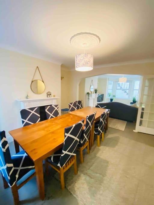 7 Bedroom House In Town Centre Near Beach - Sleeps 13 헤이스팅스 외부 사진