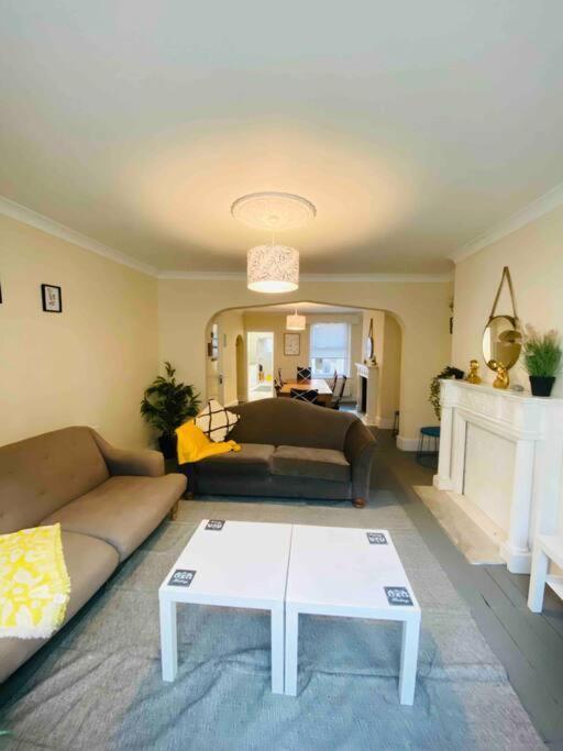 7 Bedroom House In Town Centre Near Beach - Sleeps 13 헤이스팅스 외부 사진