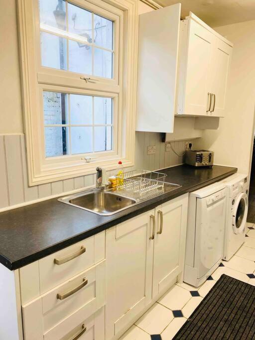 7 Bedroom House In Town Centre Near Beach - Sleeps 13 헤이스팅스 외부 사진