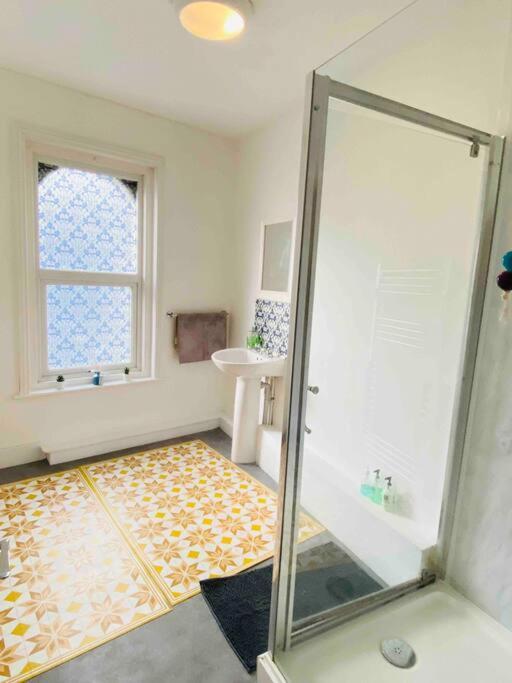 7 Bedroom House In Town Centre Near Beach - Sleeps 13 헤이스팅스 외부 사진