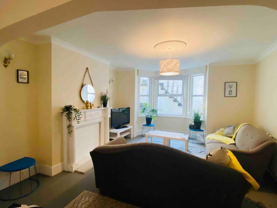 7 Bedroom House In Town Centre Near Beach - Sleeps 13 헤이스팅스 외부 사진